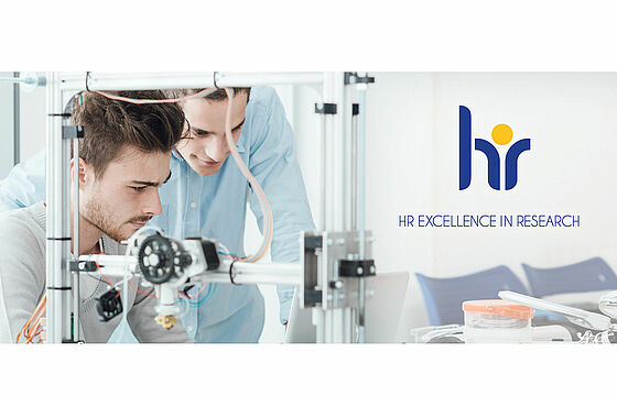 zwei Personen am Mikroskop, daneben das HR-Logo