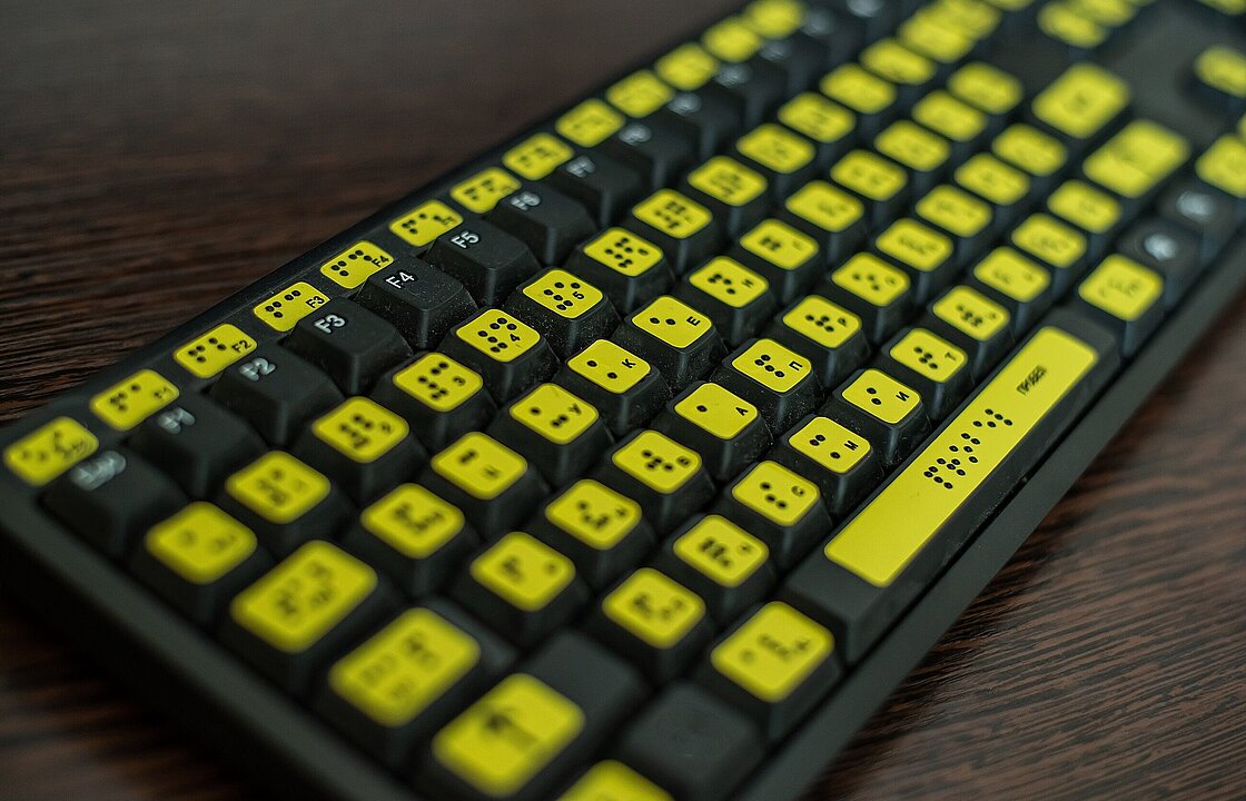 Blick auf eine schwarze Tastatur mit Brailleschrift