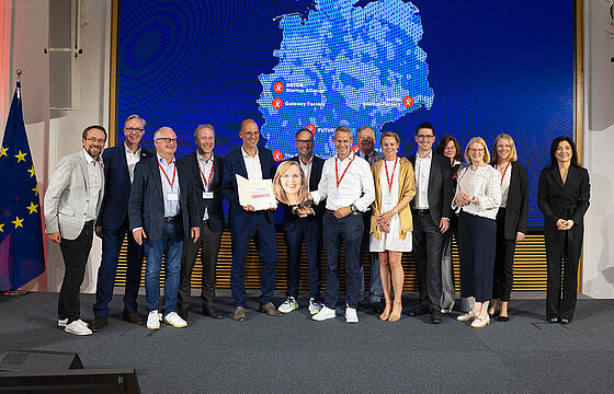 Gruppenbild des Konsortium der im Förderwettbewerb des Bundeswirtschaftsministeriums 'Gateway Factory'