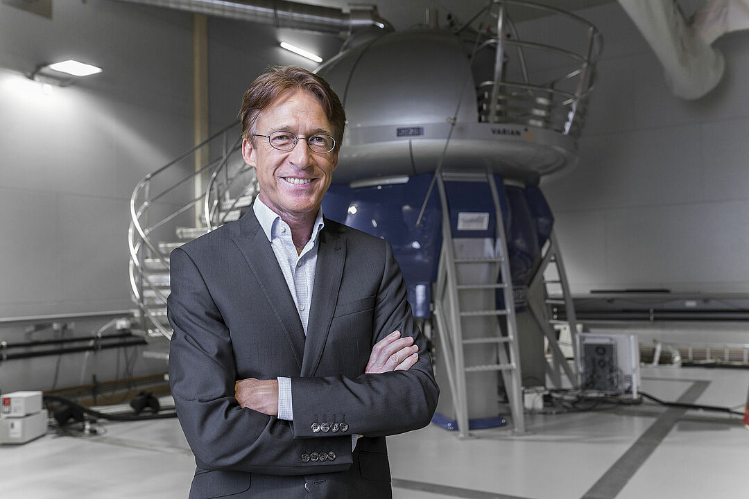 Prof. Dr. Dieter Willbold vor großem NMR-Spektrometer am Forschungszentrum Jülich.