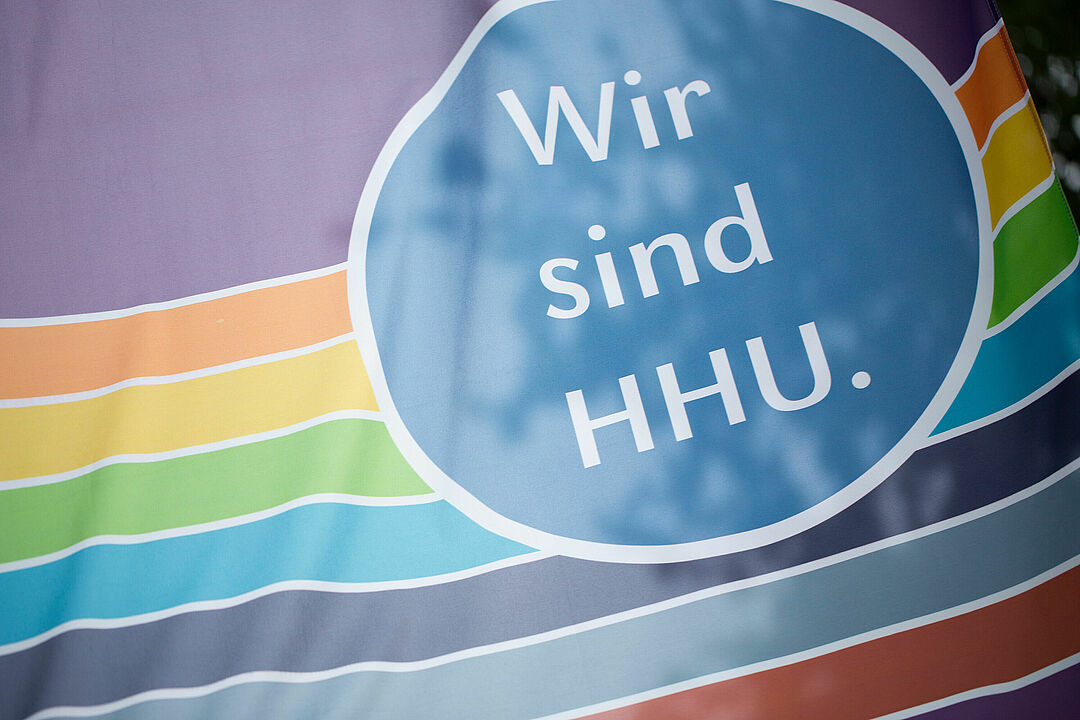 A flag with the HHU logo
