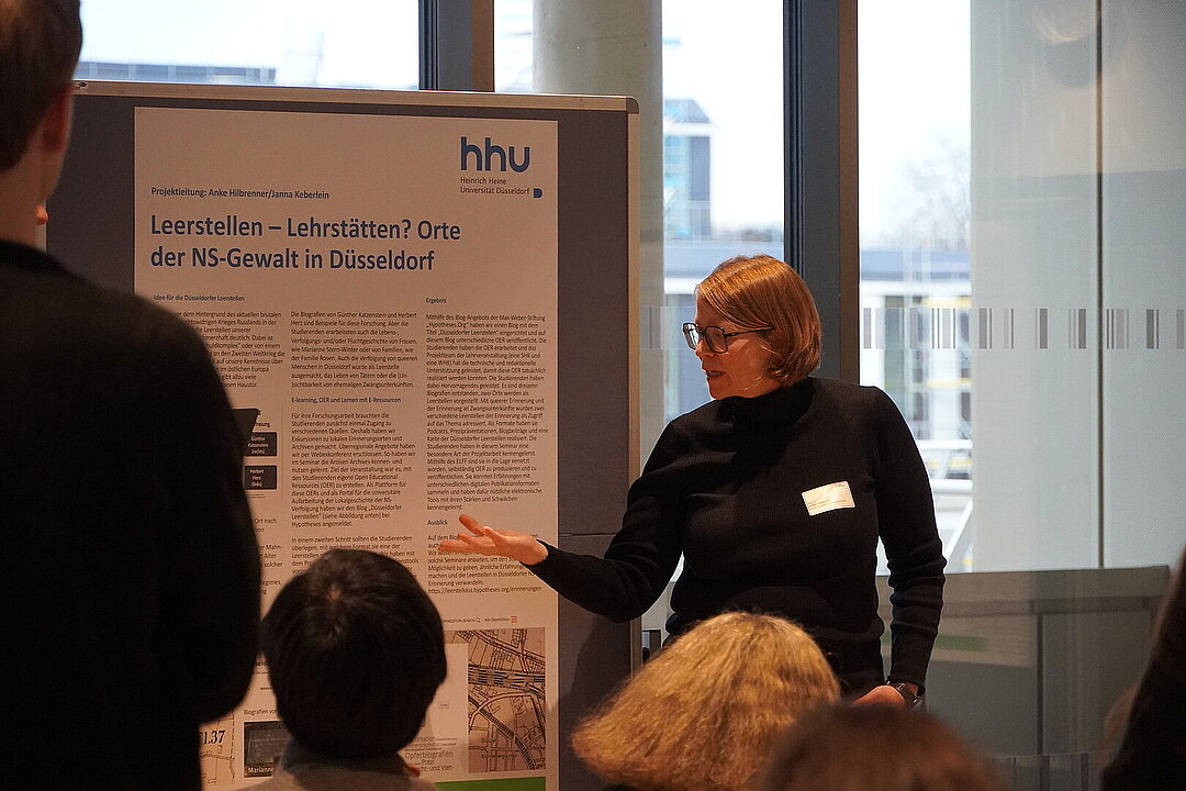 Referentin vor einem Poster