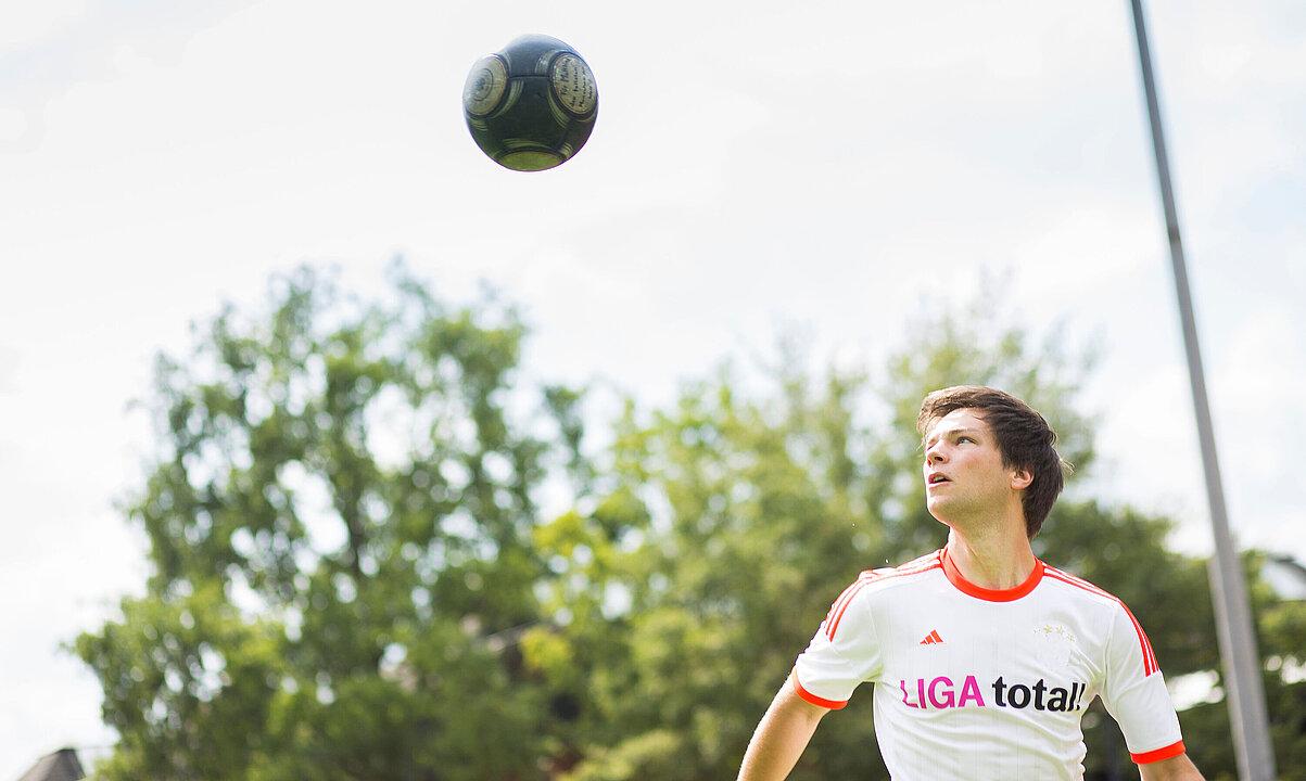 Sportler mit fliegendem Ball