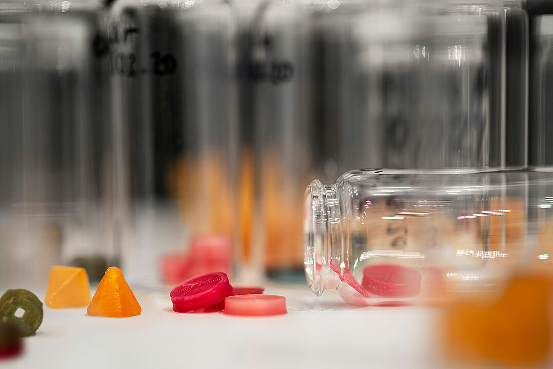 Mit verschiedenen Kunststoffen 3D-gedruckte Formen für Medikament-Darreichungsformen.